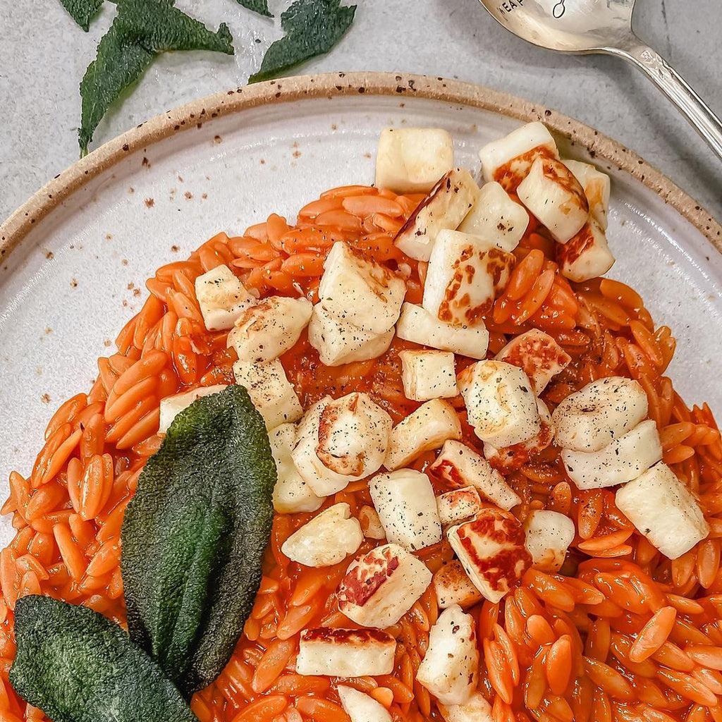 Paprika-Orzo mit knusprigem Salbei und Halloumi