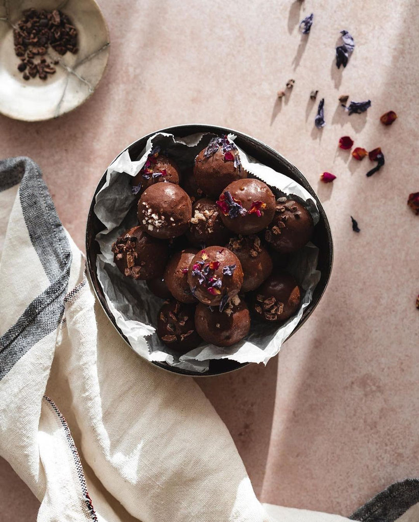 Cocoa bliss balls made from almond and cashew pomace