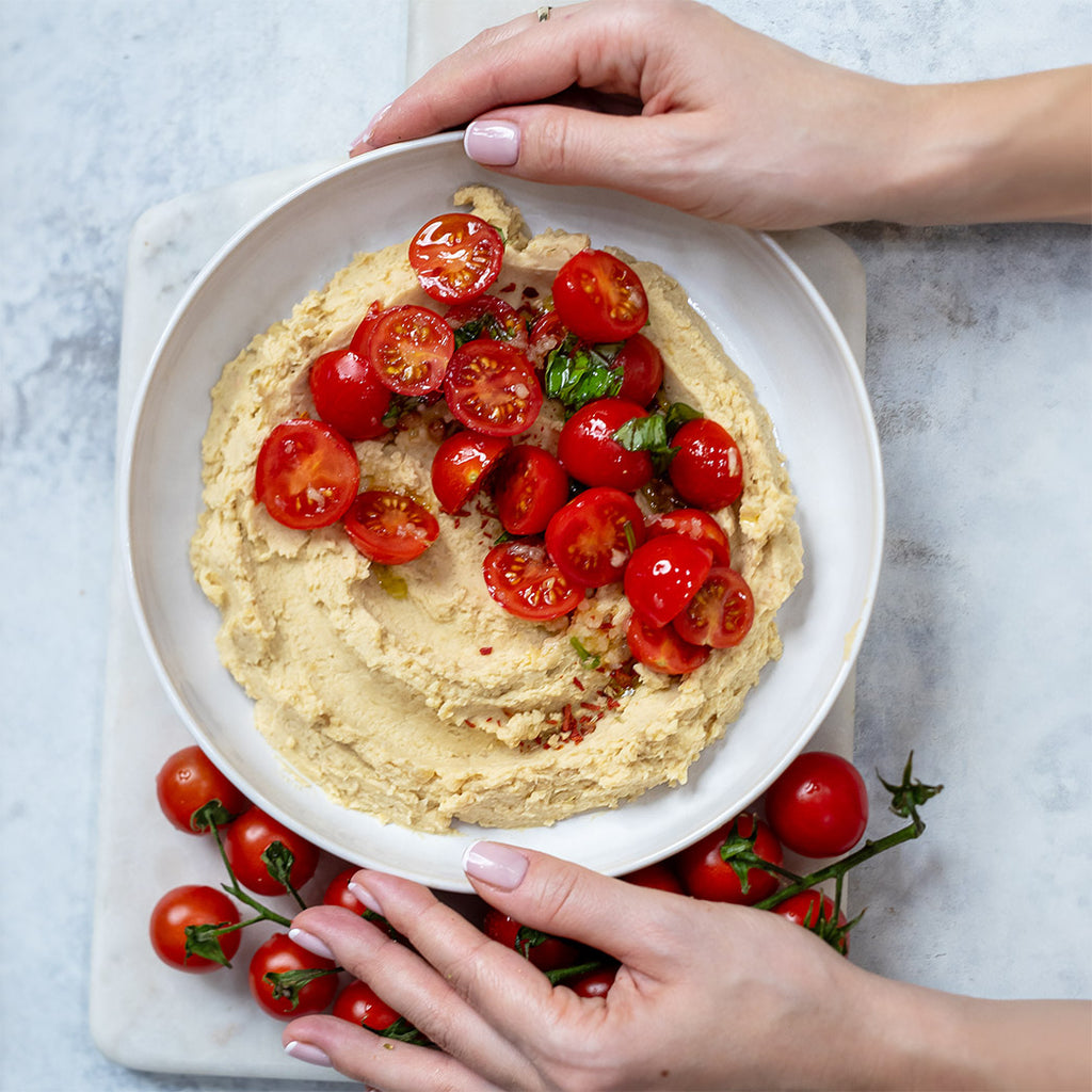 Hummus mit mediterranen Tomaten