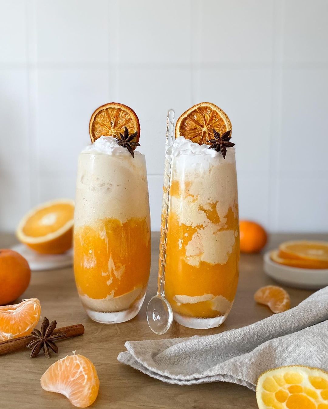 Vanilleeis mit frischem Orangensaft